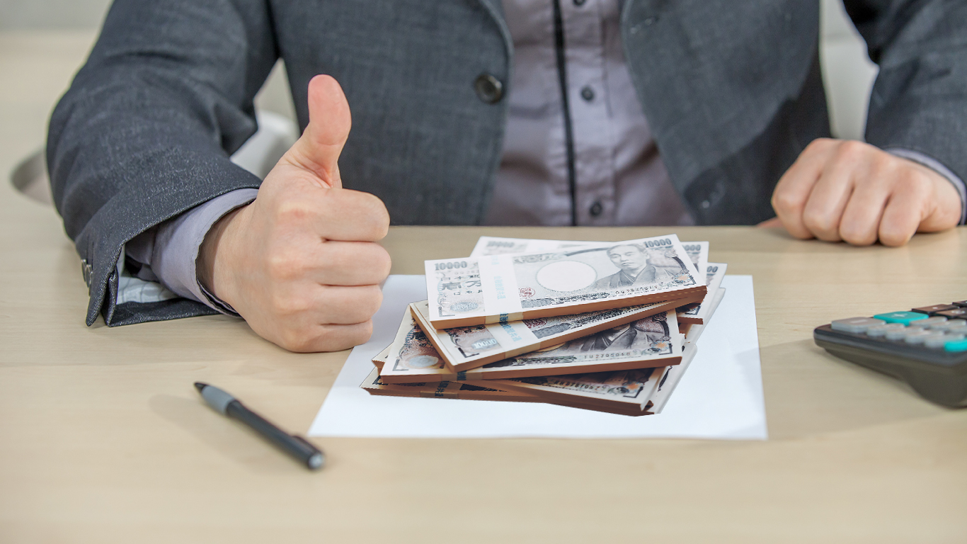 資格で給与が上がり喜んでいる技術士の男性