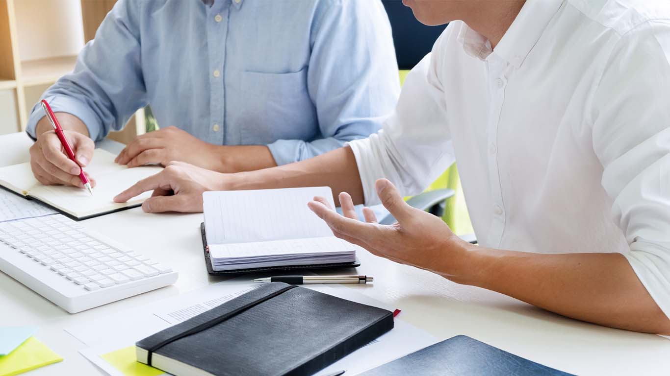 副業で技術士試験の模擬問題の添削を指導を行う技術士の男性