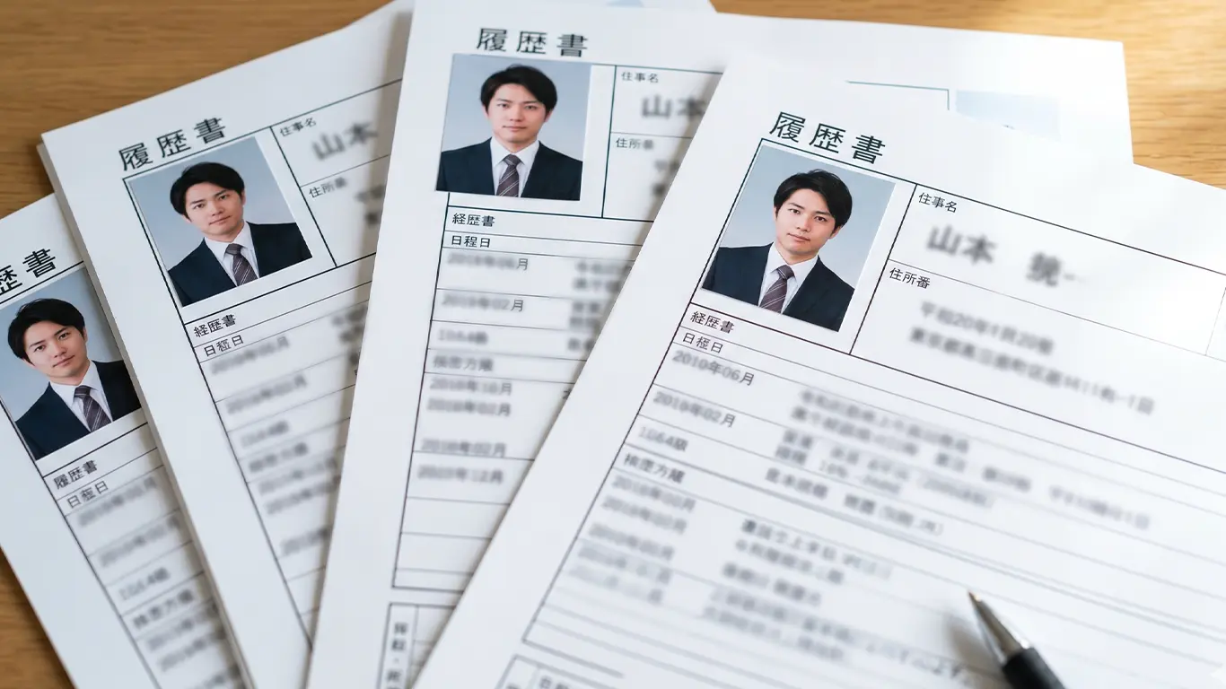 複数枚の履歴書を用意し転職に複数応募をしようとしている施工管理