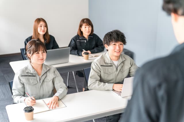作業着姿のビジネスマン男女